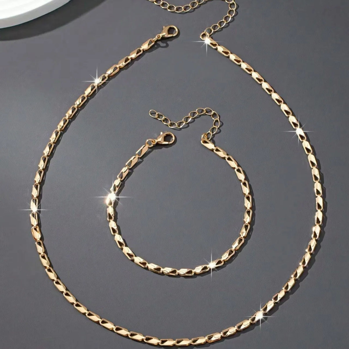 A Set of Sexy and Luxurious Women's Necklaces and Bracelets