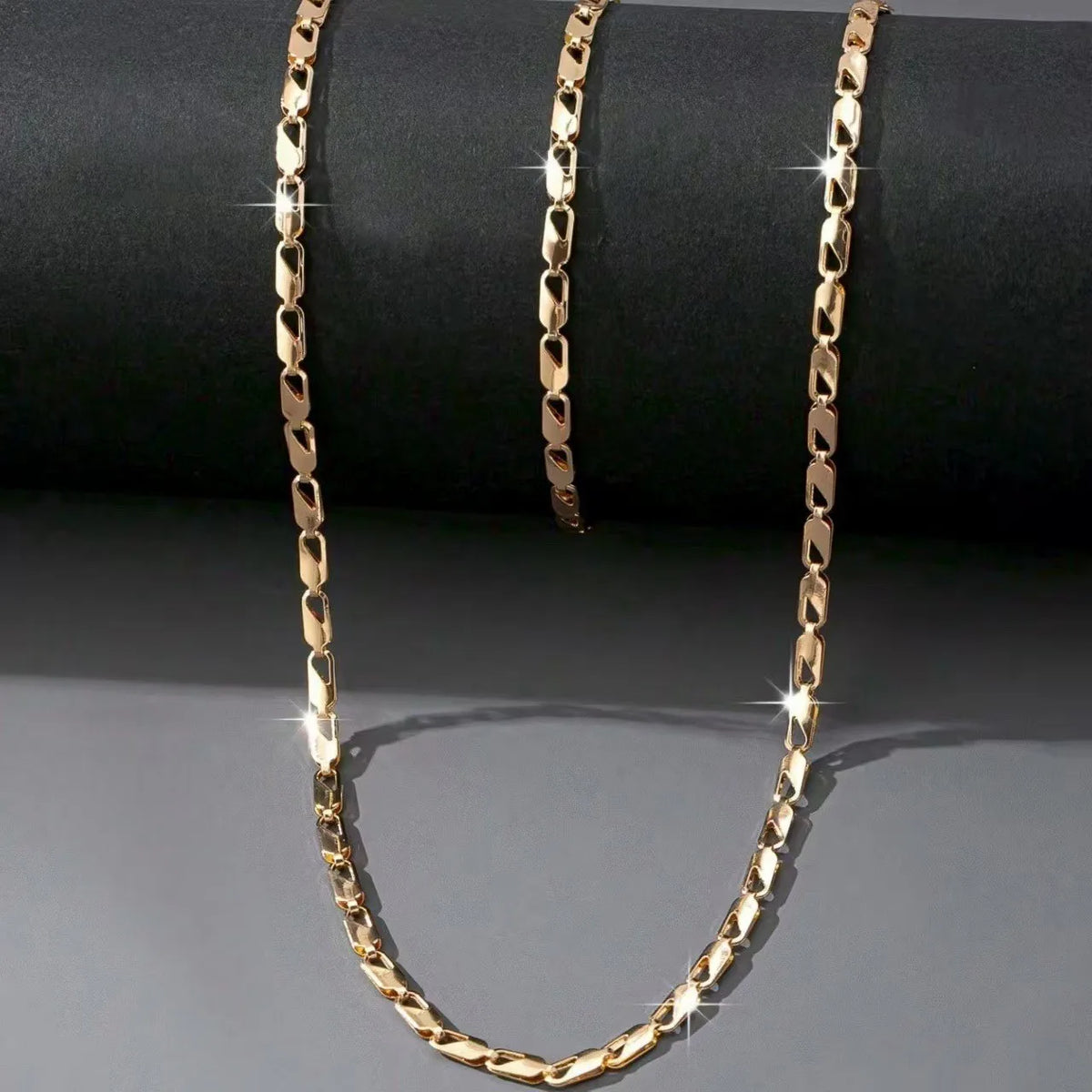 A Set of Sexy and Luxurious Women's Necklaces and Bracelets